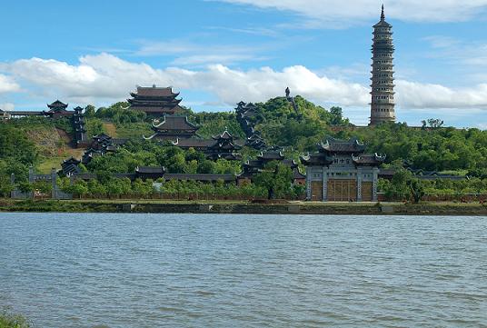 Quần thể chùa Bái Đính nhìn từ xa
