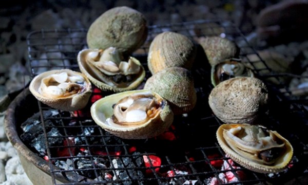 Nướng ngao trên biển